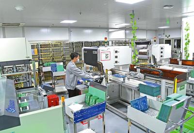 技術(shù)人員在操控設(shè)備進(jìn)行生產(chǎn)