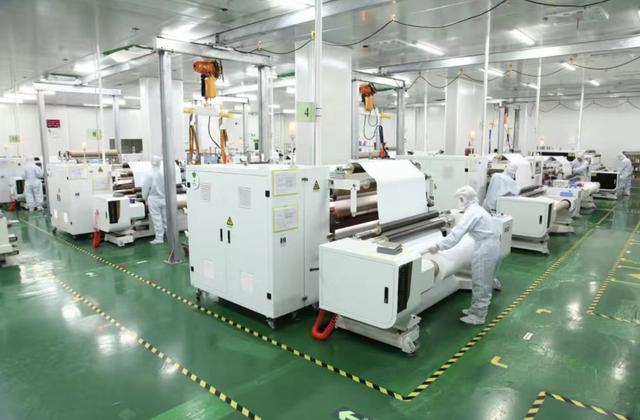 全球最大干法隔膜生產(chǎn)基地24小時連軸生產(chǎn),"停產(chǎn)一天都是要違約的"